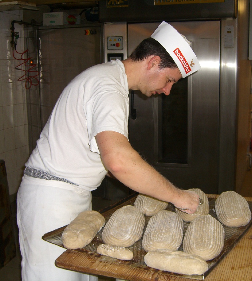 Bäckermeister Walter Dullnig beim Brot bearbeiten